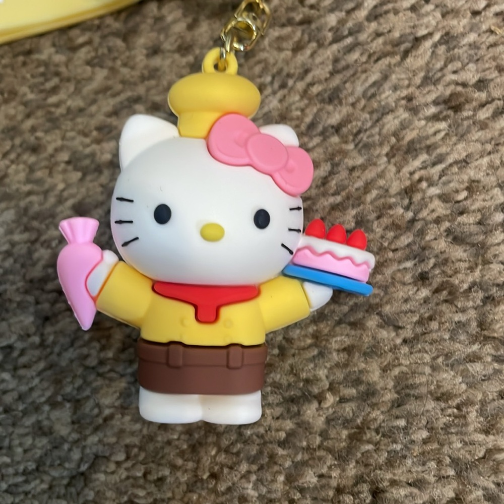 🆕 Hello Kitty Keychain - Picture 4 of 4
